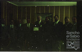 Entrega de una placa a la Caja por parte de montañeros alaveses. N. CV-CP-S5/SS.15.2-010