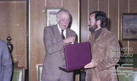 Entrega de una placa a la Caja por parte de montañeros alaveses. N. CV-CP-S5/SS.15.2-006