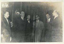 Fotografías de Jesús Guridi con un grupo de cantantes en Radio España