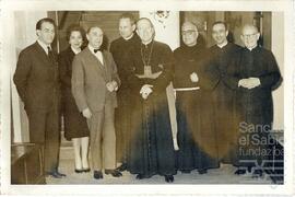 Fotografía de Jesús Guridi junto a un grupo de religiosos.