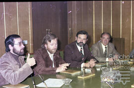 Entrega de una placa a la Caja por parte de montañeros alaveses. N. CV-CP-S5/SS.15.2-012