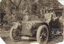 Fotografía de Jesús Guridi y un grupo de hombres y mujeres subidos a un automóvil con matrícula BI-128.