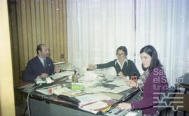 Entrega de una placa a la Caja por parte de montañeros alaveses. N. CV-CP-S5/SS.15.2-004