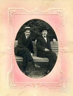 Fotografía de Jesús Guridi sentado junto a otro hombre con sombrero y bigote.