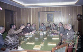 Entrega de una placa a la Caja por parte de montañeros alaveses. N. CV-CP-S5/SS.15.2-014
