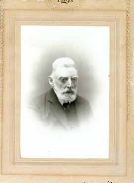 Retrato fotográfico de Miguel de Unamuno sin gafas.