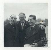 Jesús Guridi junto a otros dos hombres en Zaragoza en el estreno de su obra ' La Bengala'.