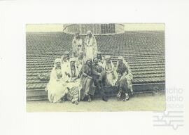 Fotografía de Jesús Guridi junto a las coristas de su obra 'La Cautiva'.